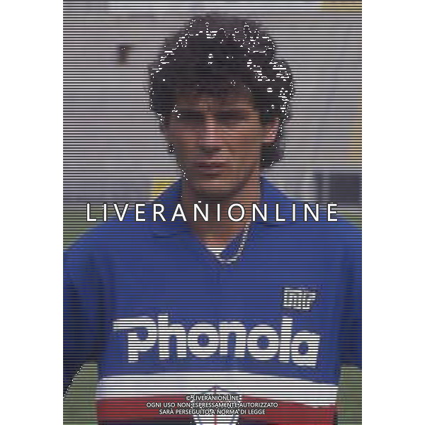 RETROSPETTIVA FAUSTO SALSANO CALCIATORE NELLA FOTO FAUSTO SALSANO CON LA MAGLIA DELLA SAMPDORIA  AG ALDO LIVERANI SAS 