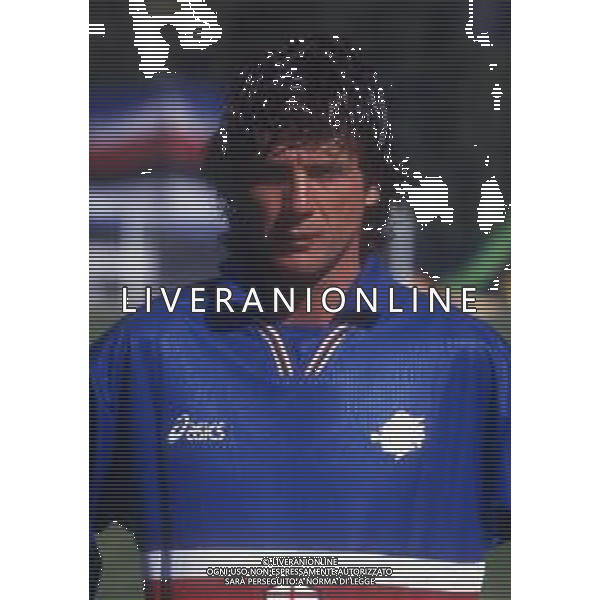 RETROSPETTIVA FAUSTO SALSANO CALCIATORE NELLA FOTO FAUSTO SALSANO CON LA MAGLIA DELLA SAMPDORIA  AG ALDO LIVERANI SAS 