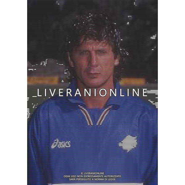 RETROSPETTIVA FAUSTO SALSANO CALCIATORE NELLA FOTO FAUSTO SALSANO CON LA MAGLIA DELLA SAMPDORIA  AG ALDO LIVERANI SAS 