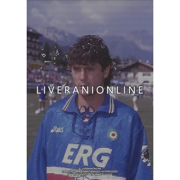 RETROSPETTIVA FAUSTO SALSANO CALCIATORE NELLA FOTO FAUSTO SALSANO CON LA MAGLIA DELLA SAMPDORIA  AG ALDO LIVERANI SAS 