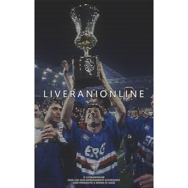 RETROSPETTIVA FAUSTO SALSANO CALCIATORE NELLA FOTO FAUSTO SALSANO CON LA MAGLIA DELLA SAMPDORIA CON LA COPPA ITALIA AG ALDO LIVERANI SAS 