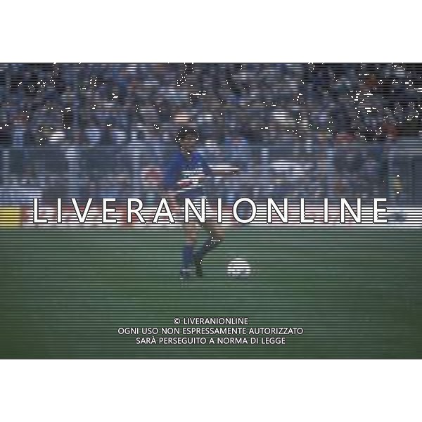 RETROSPETTIVA FAUSTO SALSANO CALCIATORE NELLA FOTO FAUSTO SALSANO CON LA MAGLIA DELLA SAMPDORIA  AG ALDO LIVERANI SAS 