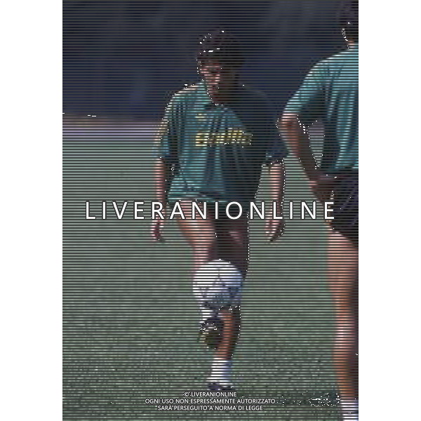 RETROSPETTIVA FAUSTO SALSANO CALCIATORE NELLA FOTO FAUSTO SALSANO CON LA MAGLIA DELLA ROMA CALCIO AG ALDO LIVERANI SAS