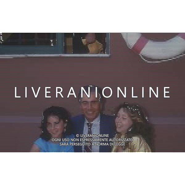 RETROSPETTIVA ENZO TORTORA PRESENTATORE TELEVISIVO NELLA FOTO ENZO TORTORA CON LE FIGLIE SILVIA E GAIA NELL\'ANNO 1982 A TAORMINA AG ALDO LIVERANI SAS 