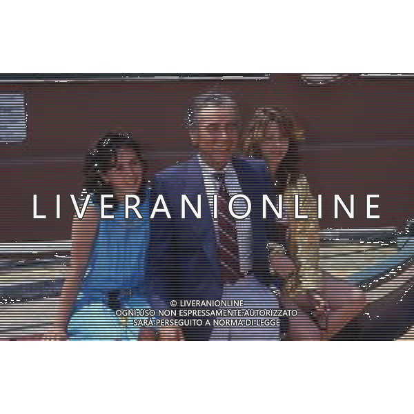 RETROSPETTIVA ENZO TORTORA PRESENTATORE TELEVISIVO NELLA FOTO ENZO TORTORA CON LE FIGLIE SILVIA E GAIA NELL\'ANNO 1982 A TAORMINA AG ALDO LIVERANI SAS 