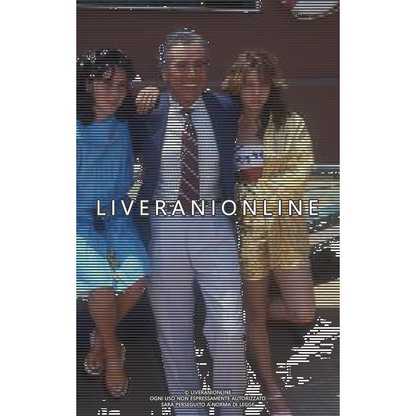 RETROSPETTIVA ENZO TORTORA PRESENTATORE TELEVISIVO NELLA FOTO ENZO TORTORA CON LE FIGLIE SILVIA E GAIA NELL\'ANNO 1982 A TAORMINA AG ALDO LIVERANI SAS