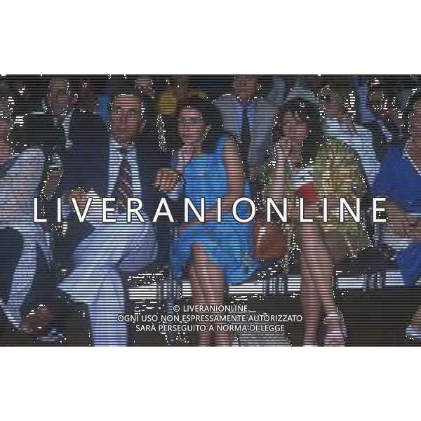 RETROSPETTIVA ENZO TORTORA PRESENTATORE TELEVISIVO NELLA FOTO ENZO TORTORA CON LE FIGLIE SILVIA E GAIA NELL\'ANNO 1982 A TAORMINA AG ALDO LIVERANI SAS