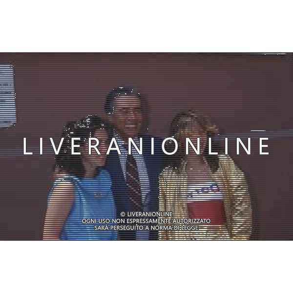 RETROSPETTIVA ENZO TORTORA PRESENTATORE TELEVISIVO NELLA FOTO ENZO TORTORA CON LE FIGLIE SILVIA E GAIA NELL\'ANNO 1982 A TAORMINA AG ALDO LIVERANI SAS