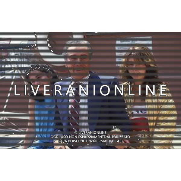RETROSPETTIVA ENZO TORTORA PRESENTATORE TELEVISIVO NELLA FOTO ENZO TORTORA CON LE FIGLIE SILVIA E GAIA NELL\'ANNO 1982 AG ALDO LIVERANI SAS
