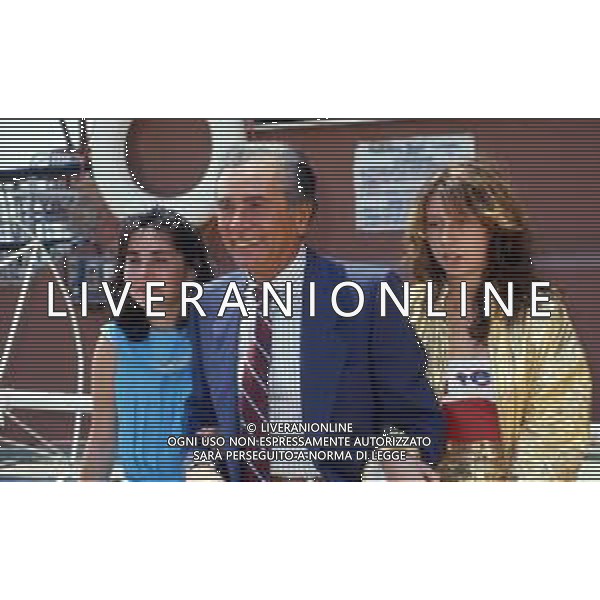 RETROSPETTIVA ENZO TORTORA PRESENTATORE TELEVISIVO NELLA FOTO ENZO TORTORA CON LE FIGLIE SILVIA E GAIA NELL\'ANNO 1982 AG ALDO LIVERANI SAS