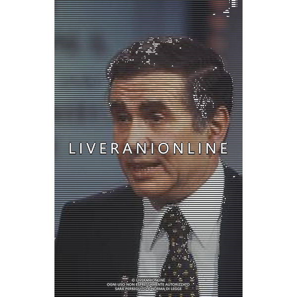 RETROSPETTIVA ENZO TORTORA PRESENTATORE TELEVISIVO NELLA FOTO ENZO TORTORA NELLA TRASMISSIONE TELEVISIVA “PORTOBELLO“ AG ALDO LIVERANI SAS