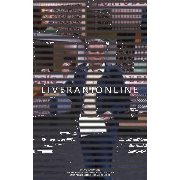 RETROSPETTIVA ENZO TORTORA PRESENTATORE TELEVISIVO NELLA FOTO ENZO TORTORA NELLA TRASMISSIONE TELEVISIVA “PORTOBELLO“ AG ALDO LIVERANI SAS