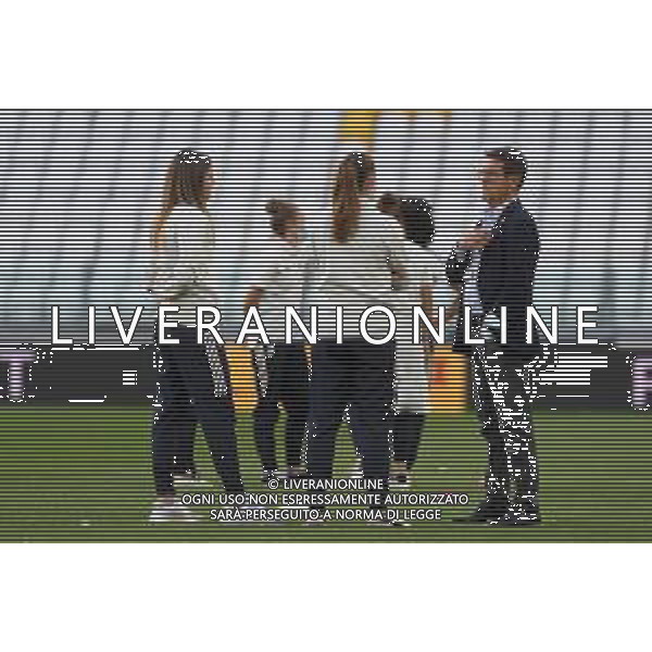 Torino 25.05.2021 Allianz Stadium La partita del cuore 30° edizione Nazionale Italiana Cantanti vs Campioni per la Ricerca ©Viganti/Agenzia Aldo Liverani Nella foto: fabio capello con alcune ragazze della juventus woman ©Viganti / AGENZIA ALDO LIVERANI SAS