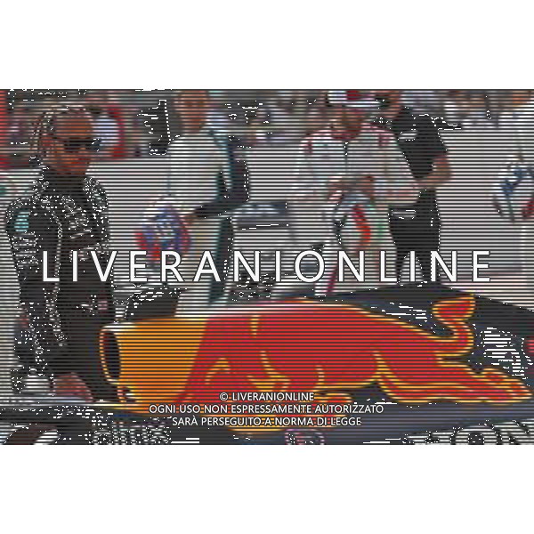 Lewis Hamilton (GBR) Mercedes AMG F1 looks at the Red Bull Racing RB16B. 12.03.2021. Formula 1 Testing, Sakhir, Bahrain, Day One. - www.xpbimages.com, EMail: requests@xpbimages.com © Copyright: Batchelor / XPB Images/ AGENZIA ALDO LIVERANI SAS - ITALY ONLY EDITORIAL USE ONLY