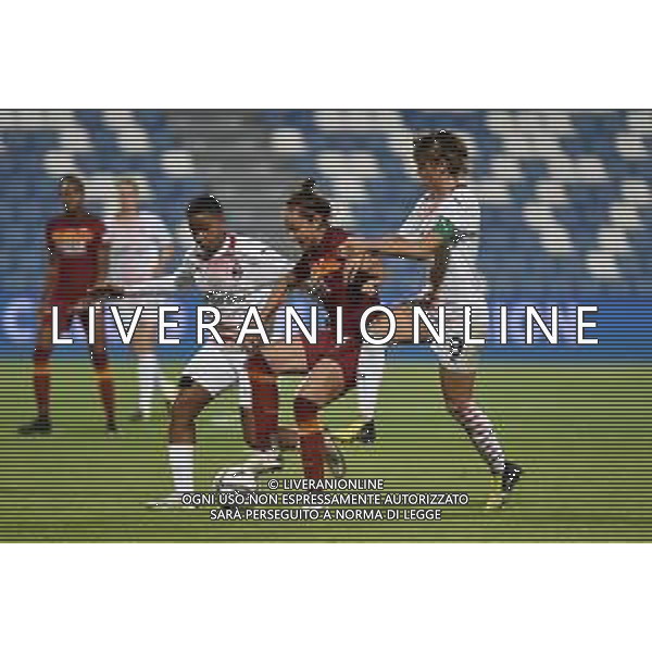 ¬© TVRG Vanessa Bernauer (Roma) tra Refiloe Jane (Milan) e Valentina Giacinti (Milan) Milan vs Roma finale Coppa Italia femminile Timvision Mapei Stadium - Stadio Citta\' del Tricolore Reggio Emilia 30-05-2021 foto Roberto Garavaglia/ag. Aldo Liverani sas/ AGENZIA ALDO LIVERANI SAS