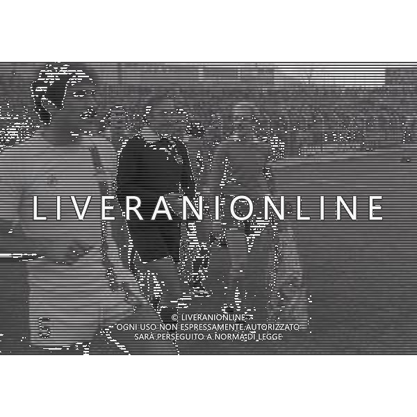 25-11-1979 COMO CAMPIONATO DI CALCIO SERIE B COMO-MONZA 1-1 NELLA FOTO FRANCESCO STANZIONE CON L\'ARBITRO RICCARDO LATTANZI E ADRIANO LOMBARDI AG ALDO LIVERANI SAS