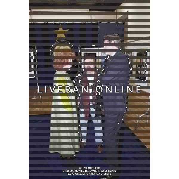 Teresa Sarti moglie di Gino Strada fondatore dell\'ONG italiana Emergency, alla Mostra Benefica dell\'Inter Calcio a Milano il 23.03.2000 Nella foto con Giacinto Facchetti e Ricky Gianco ©Archivio Giovanni Liverani/DFP/AGENZIA ALDO LIVERANI SAS