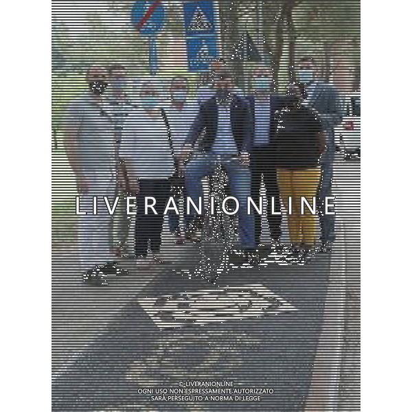 IMOLA 05 06 VIA MOLINO VECCHIO TRATTO DI PAVIMENTAZIONE SPERIMENTALE REALIZZATA CON MATERIALE DI RICICLO NELLA FOTO SINDACO MARCO PANIERI GAETANO CASTIGLIONE E RAPRESENTATI DELLA UNIVERSITA\' E CTI ©SANNA/AGENZIA ALDO LIVERANI SAS