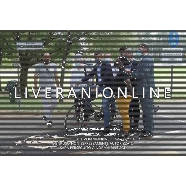 IMOLA 05 06 VIA MOLINO VECCHIO TRATTO DI PAVIMENTAZIONE SPERIMENTALE REALIZZATA CON MATERIALE DI RICICLO NELLA FOTO SINDACO MARCO PANIERI GAETANO CASTIGLIONE E RAPRESENTATI DELLA UNIVERSITA\' E CTI ©SANNA/AGENZIA ALDO LIVERANI SAS