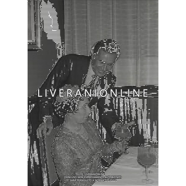 RETROSPETTIVA ENZO TORTORA PRESENTATORE TELEVISIVO , GIORNALISTA SCRITTORE E POLITICO NELLA FOTO ENZO TORTORA NELLA TRASMISSIONE DI RETE 4 “CIPRIA“ CON LA SOSIA DELLA REGINA ELISBETTA DI INGHILTERRA ANNO 1981-1982 AG ALDO LIVERANI SAS