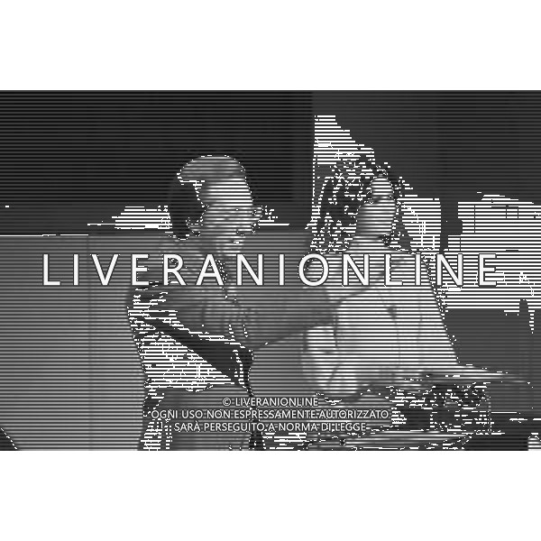 RETROSPETTIVA MIKE BONGIORNO CONDUTTORE TELEVISIVO NELLA TRASMISSIONE TELEVISIVA \'SCOMMETTIAMO\' GIOCO A QUIZ NEL 1978 Nella foto la Valletta Patrizia Garganese ©Archivio Giovanni Liverani/AGENZIA ALDO LIVERANI SAS