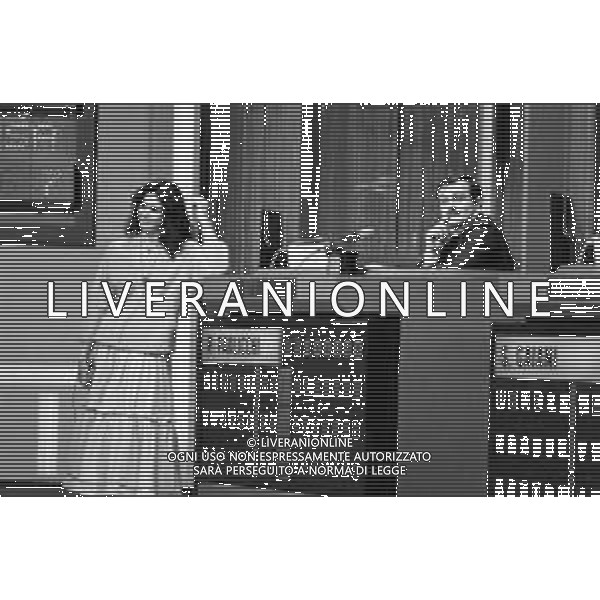 RETROSPETTIVA MIKE BONGIORNO CONDUTTORE TELEVISIVO NELLA TRASMISSIONE TELEVISIVA \'SCOMMETTIAMO\' GIOCO A QUIZ NEL 1978 Nella foto la Valletta Patrizia Garganese con il concorrente Paolo Paolicchi ©Archivio Giovanni Liverani/AGENZIA ALDO LIVERANI SAS