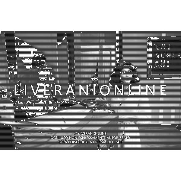 RETROSPETTIVA MIKE BONGIORNO CONDUTTORE TELEVISIVO NELLA TRASMISSIONE TELEVISIVA \'SCOMMETTIAMO\' GIOCO A QUIZ NEL 1978 Nella foto la Valletta Patrizia Garganese ©Archivio Giovanni Liverani/AGENZIA ALDO LIVERANI SAS