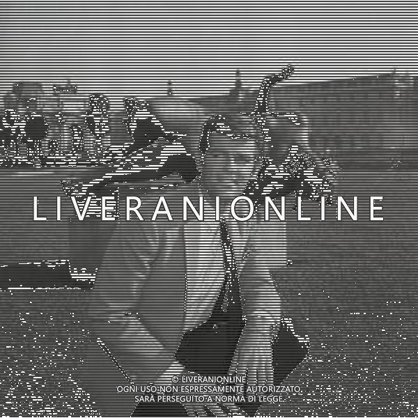RETROSPETTIVA REED DEAN ATTORE NELLA FOTO REED DEAN A PARIGI NELL\'ANNO 1967 AG ALDO LIVERANI SAS