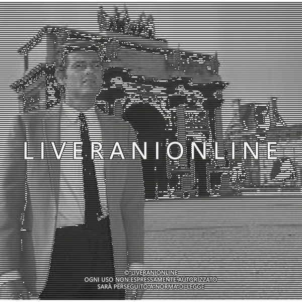 RETROSPETTIVA REED DEAN ATTORE NELLA FOTO REED DEAN A PARIGI NELL\'ANNO 1967 AG ALDO LIVERANI SAS