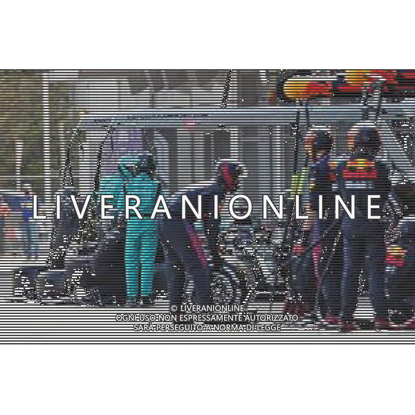 Lewis Hamilton (GBR) Mercedes AMG F1 W12 makes a pit stop. 06.06.2021. Formula 1 World Championship, Rd 6, Azerbaijan Grand Prix, Baku Street Circuit, Azerbaijan, Race Day. - www.xpbimages.com, EMail: requests@xpbimages.com © Copyright: Charniaux / XPB Images/AGENZIA ALDO LIVERANI SAS - ITALY ONLY EDITORIAL USE ONLY