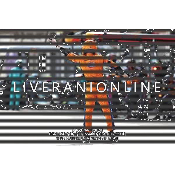 McLaren mechanic at a pit stop. 06.06.2021. Formula 1 World Championship, Rd 6, Azerbaijan Grand Prix, Baku Street Circuit, Azerbaijan, Race Day. - www.xpbimages.com, EMail: requests@xpbimages.com © Copyright: Charniaux / XPB Images/AGENZIA ALDO LIVERANI SAS - ITALY ONLY EDITORIAL USE ONLY