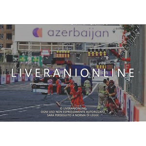 Marshals clear the debris after Max Verstappen (NLD) Red Bull Racing RB16B crashed out of the race. 06.06.2021. Formula 1 World Championship, Rd 6, Azerbaijan Grand Prix, Baku Street Circuit, Azerbaijan, Race Day. - www.xpbimages.com, EMail: requests@xpbimages.com © Copyright: Moy / XPB Images/ AGENZIA ALDO LIVERANI SAS - ITALY ONLY EDITORIAL USE ONLY