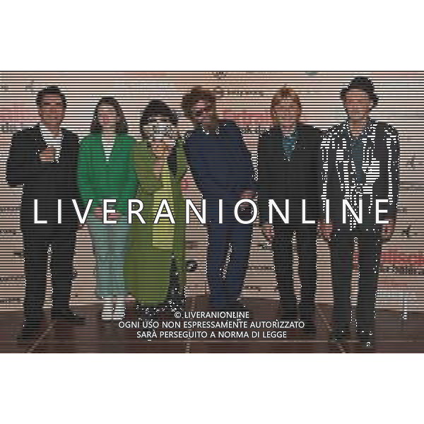 © TVRG presso Anteo Palazzo del Cinema di via Milazzo photocall del film Extraliscio punk da balera nella foto da SX Mauro Ferrara degli Extraliscio, Gilda Mariani attrice e figlia di Mirco, Elisabetta Sgarbi regista, Mirco Mariani degli Extraliscio, Moreno il Biondo degli Extraliscio ed Ermanno Cavazzoni voce narrante del film Milano 09-06-2021 foto Roberto Garavaglia/agenzia Aldo Liverani