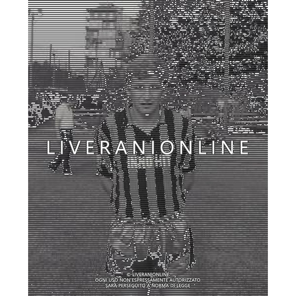 RETROSPETTIVA KLAUS BACHLECHNER CALCIATORE NELLA FOTO KLAUS BACHLECHNER CON LA MAGLIA DELL\'INTER CALCIO NELL\'ANNO 1981-1982 AG ALDO LIVERANI SAS