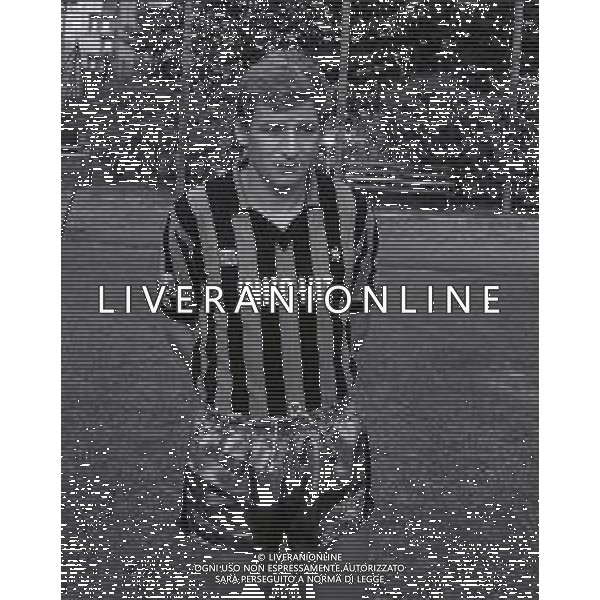 RETROSPETTIVA KLAUS BACHLECHNER CALCIATORE NELLA FOTO KLAUS BACHLECHNER CON LA MAGLIA DELL\'INTER CALCIO NELL\'ANNO 1981-1982 AG ALDO LIVERANI SAS