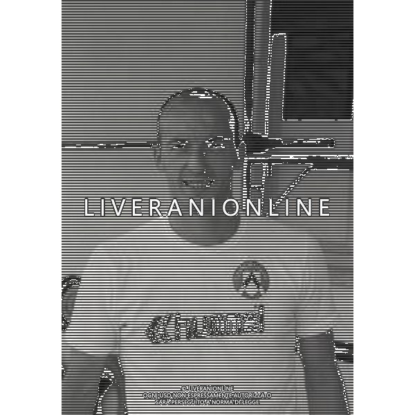 RETROSPETTIVA FAUSTO PIZZI CALCIATORE NELLA FOTO FAUSTO PIZZI CON LA MAGLIA D\'ALLENAMENTO UDINESE CALCIO AG ALDO LIVERANI SAS