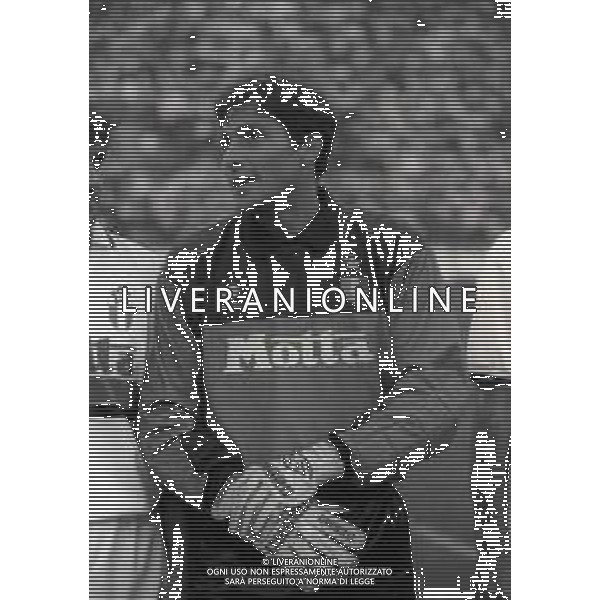 RETROSPETTIVA MARIO IELPO CALCIATORE NELLA FOTO MARIO IELPO CON LA MAGLIA DEL MILAN CALCIO NELL\'ANNO 1993-1994 AG ALDO LIVERANI SAS