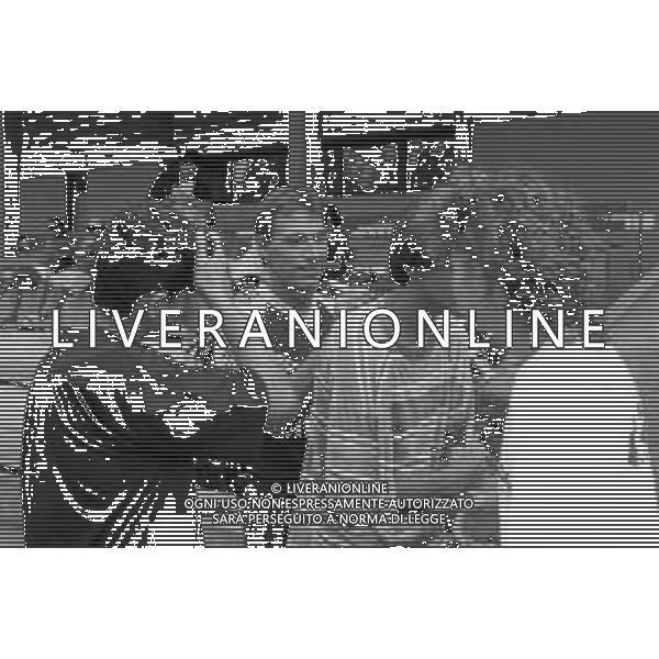 RETROSPETTIVA ZDENEK ZEMAN ALLENATORE DELLA LAZIO CAMPIONATO CALCIO SERIE A 1994-1995 NELLA FOTO DURANTE L\'ALLENAMENTO MENTRE FIRMA AUTOGRAFI ©Archivio Giovanni Liverani/AGENZIA ALDO LIVERANI SAS