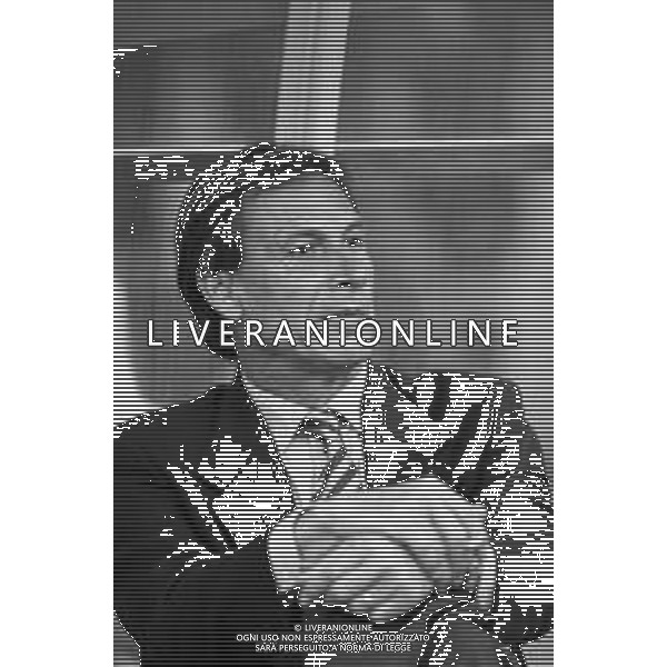 RETROSPETTIVA ZDENEK ZEMAN ALLENATORE DELLA LAZIO CAMPIONATO CALCIO SERIE A - 1995 NELLA FOTO SEDUTO IN PANCHINA MENTRE FUMA UNA SIGARETTA ©Archivio Giovanni Liverani/AGENZIA ALDO LIVERANI SAS