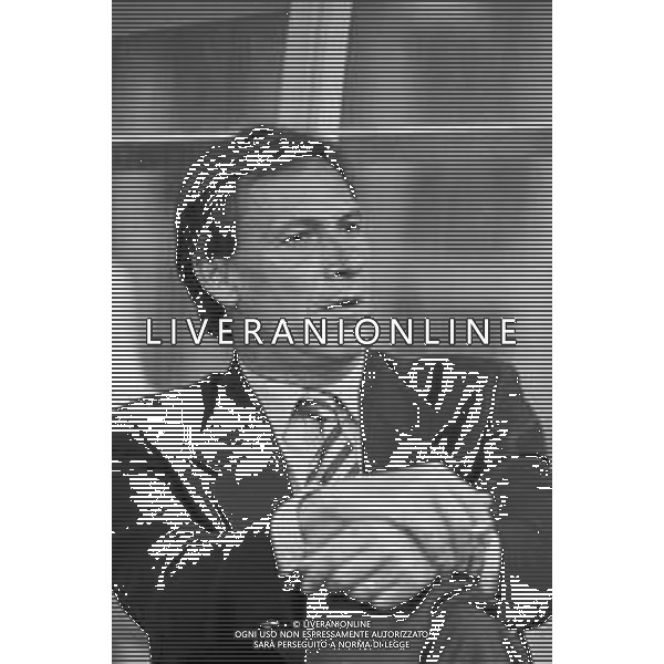 RETROSPETTIVA ZDENEK ZEMAN ALLENATORE DELLA LAZIO CAMPIONATO CALCIO SERIE A - 1995 NELLA FOTO SEDUTO IN PANCHINA MENTRE FUMA UNA SIGARETTA ©Archivio Giovanni Liverani/AGENZIA ALDO LIVERANI SAS