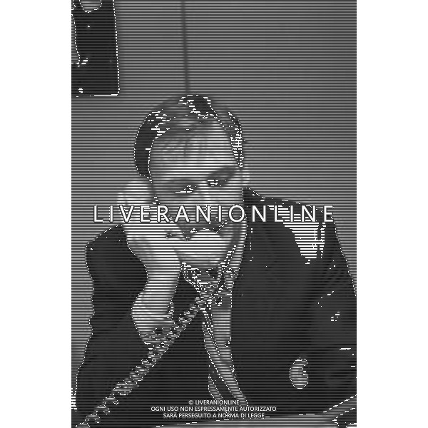 RETROSPETTIVA ALLENATORE ZDENEK ZEMAN NELLA REDAZIONE DELLA GAZZETTA DELLO SPORT A MILANO NEL 1994 RISPONDE ALLE TELEFONATE DEI LETTORI ©Archivio Giovanni Liverani/AGENZIA ALDO LIVERANI SAS