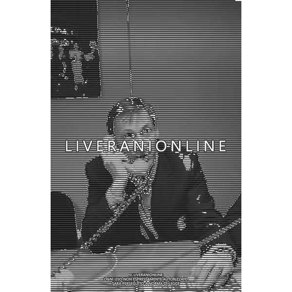 RETROSPETTIVA ALLENATORE ZDENEK ZEMAN NELLA REDAZIONE DELLA GAZZETTA DELLO SPORT A MILANO NEL 1994 RISPONDE ALLE TELEFONATE DEI LETTORI ©Archivio Giovanni Liverani/AGENZIA ALDO LIVERANI SAS
