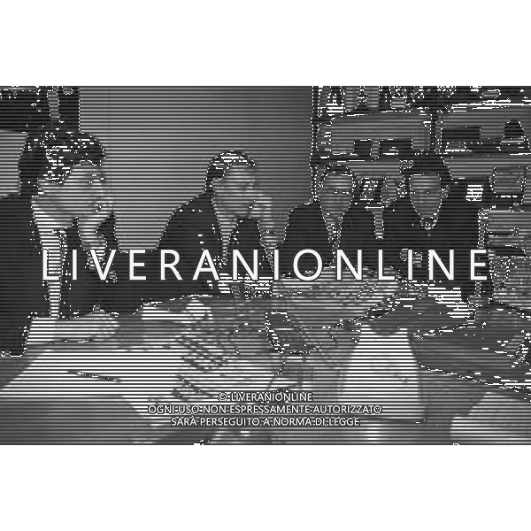 RETROSPETTIVA ALLENATORE ZDENEK ZEMAN NELLA REDAZIONE DELLA GAZZETTA DELLO SPORT A MILANO NEL 1994 RISPONDE ALLE TELEFONATE DEI LETTORI ©Archivio Giovanni Liverani/AGENZIA ALDO LIVERANI SAS
