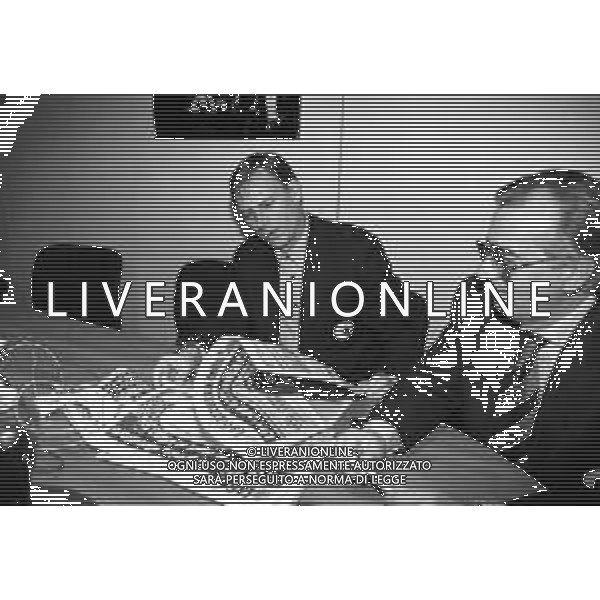 RETROSPETTIVA ALLENATORE ZDENEK ZEMAN NELLA REDAZIONE DELLA GAZZETTA DELLO SPORT A MILANO NEL 1994 RISPONDE ALLE TELEFONATE DEI LETTORI ©Archivio Giovanni Liverani/AGENZIA ALDO LIVERANI SAS
