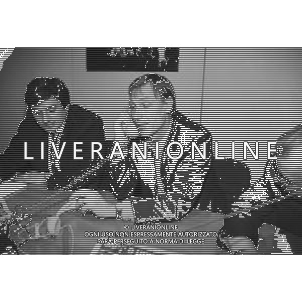 RETROSPETTIVA ALLENATORE ZDENEK ZEMAN NELLA REDAZIONE DELLA GAZZETTA DELLO SPORT A MILANO NEL 1994 RISPONDE ALLE TELEFONATE DEI LETTORI ©Archivio Giovanni Liverani/AGENZIA ALDO LIVERANI SAS