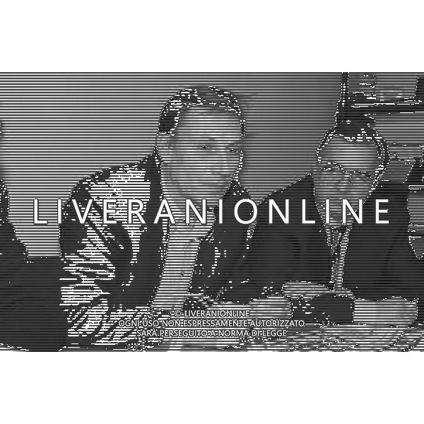 RETROSPETTIVA ALLENATORE ZDENEK ZEMAN NELLA REDAZIONE DELLA GAZZETTA DELLO SPORT A MILANO NEL 1994 RISPONDE ALLE TELEFONATE DEI LETTORI ©Archivio Giovanni Liverani/AGENZIA ALDO LIVERANI SAS