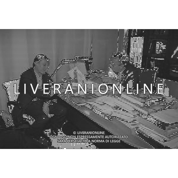 RETROSPETTIVA ALLENATORE ZDENEK ZEMAN NELLA REDAZIONE DELLA GAZZETTA DELLO SPORT A MILANO NEL 1994 RISPONDE ALLE TELEFONATE DEI LETTORI NELLA FOTO CON IL DIRETTORE CANDIDO CANNAVO\' ©Archivio Giovanni Liverani/AGENZIA ALDO LIVERANI SAS
