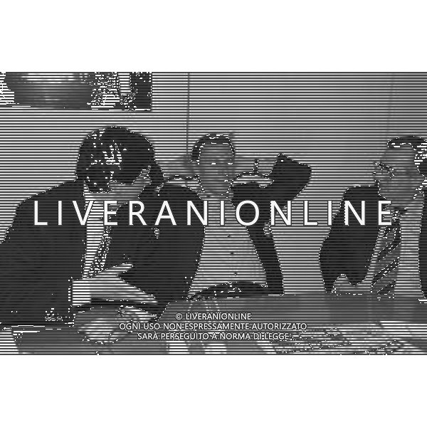RETROSPETTIVA ALLENATORE ZDENEK ZEMAN NELLA REDAZIONE DELLA GAZZETTA DELLO SPORT A MILANO NEL 1994 RISPONDE ALLE TELEFONATE DEI LETTORI ©Archivio Giovanni Liverani/AGENZIA ALDO LIVERANI SAS