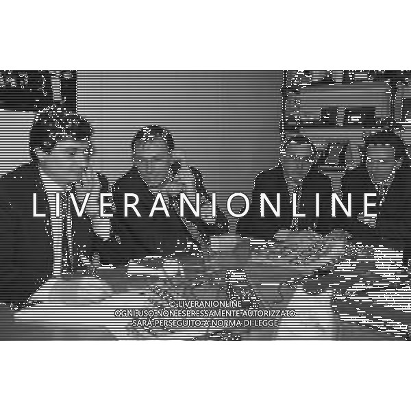 RETROSPETTIVA ALLENATORE ZDENEK ZEMAN NELLA REDAZIONE DELLA GAZZETTA DELLO SPORT A MILANO NEL 1994 RISPONDE ALLE TELEFONATE DEI LETTORI ©Archivio Giovanni Liverani/AGENZIA ALDO LIVERANI SAS