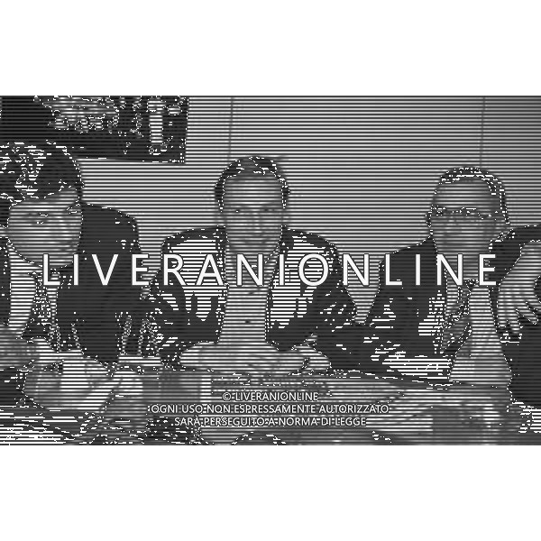 RETROSPETTIVA ALLENATORE ZDENEK ZEMAN NELLA REDAZIONE DELLA GAZZETTA DELLO SPORT A MILANO NEL 1994 RISPONDE ALLE TELEFONATE DEI LETTORI ©Archivio Giovanni Liverani/AGENZIA ALDO LIVERANI SAS